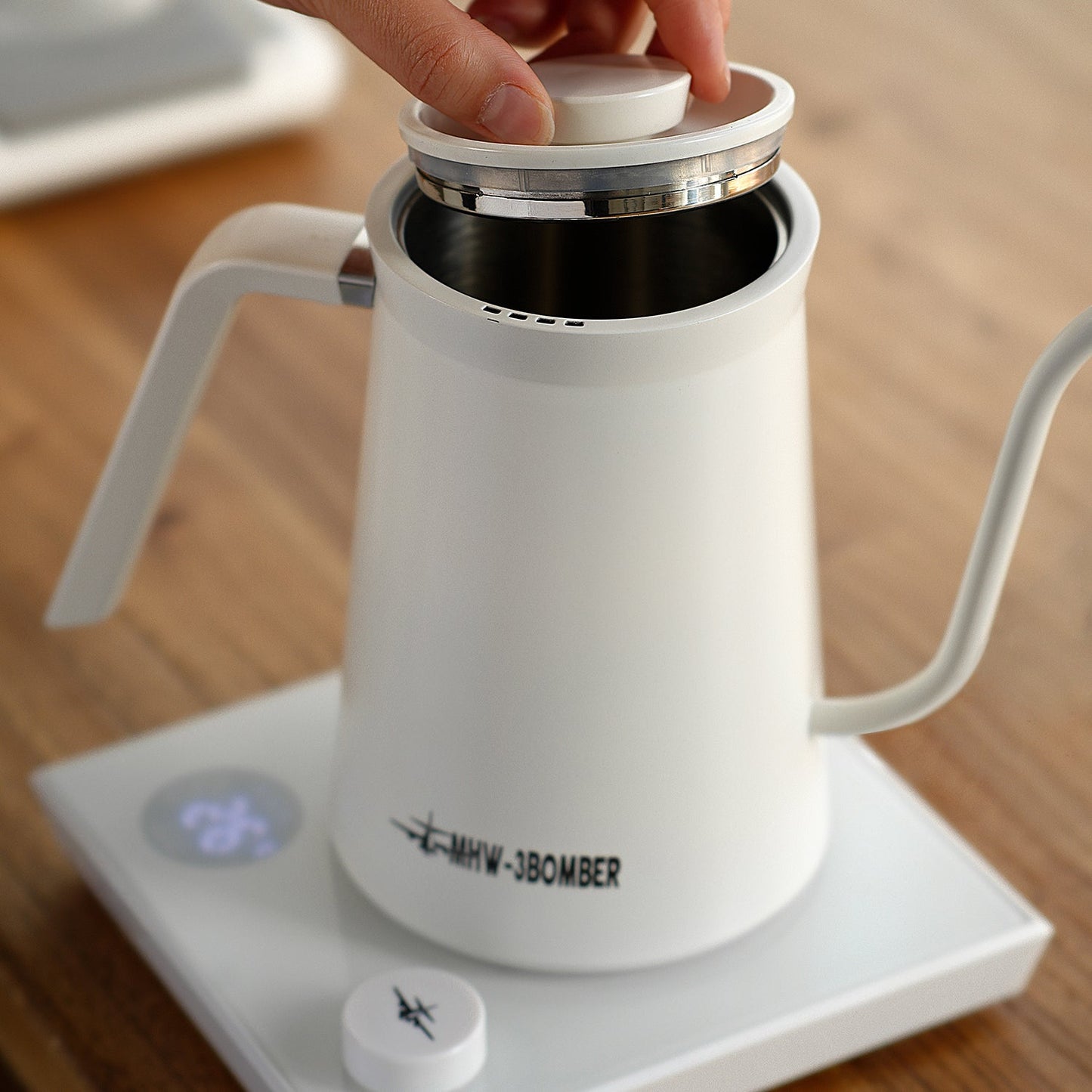 MHW-3BOMBER ASSASSIN GOOSENECK ELECTRIC KETTLE - BLACK